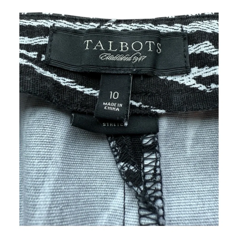 Talbots women’s size 10 side zipper button black with white print skirt.